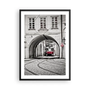 Poster in een zwarte lijst - Rode tram in een zwart-wit setting - 50x70cm - Door het doolhof van de stad - Moderne wanddecoratie voor woonkamer en slaapkamer ARTTOR