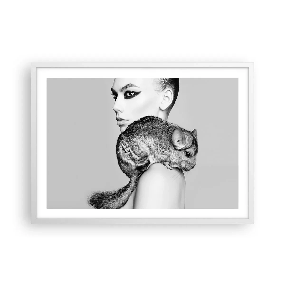 Poster in een witte lijst - Dame met een chinchilla - 70x50 cm