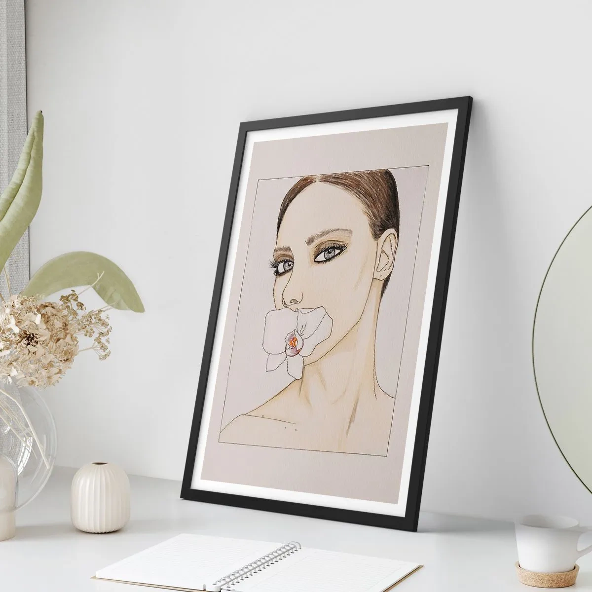 Poster in een zwarte lijst - Portret van een vrouw met een orchidee op haar lippen - 50x70cm - Een symbool van elegantie en schoonheid - Moderne wanddecoratie voor woonkamer en slaapkamer ARTTOR