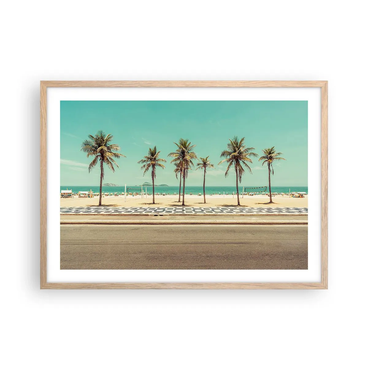 Een poster in een licht eiken lijst - Op wacht op het strand - 70x50 cm