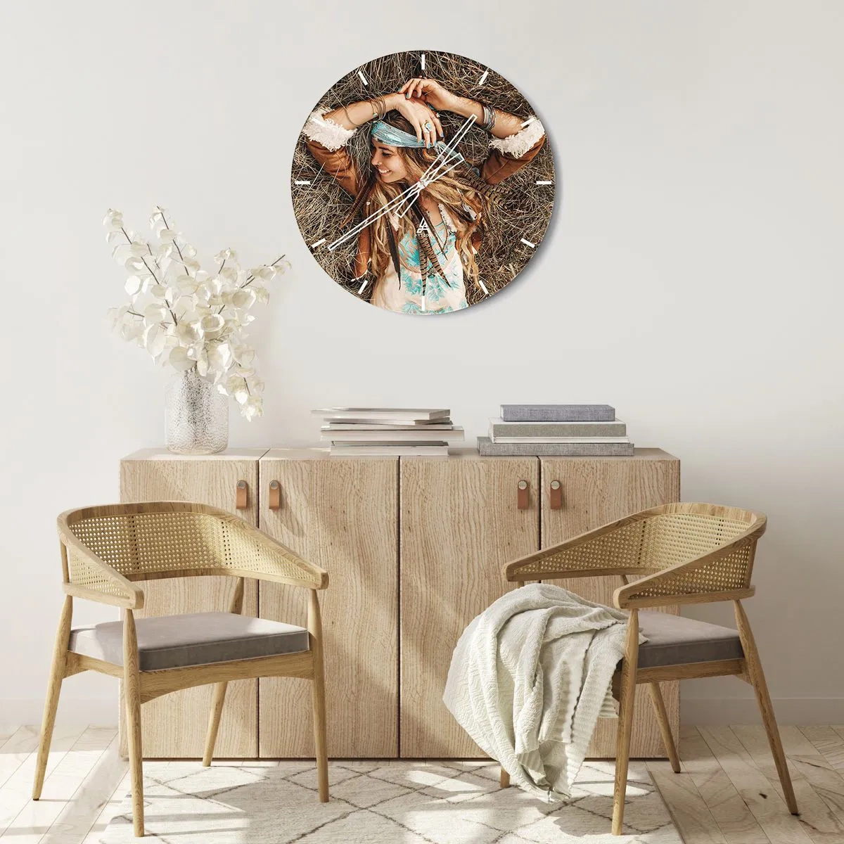 Wandklok - Klok - Lachende boho-vrouw liggend op hooi - 30x30cm - Op weg naar de zomer van de liefde - Moderne wanddecoratie voor woonkamer, keuken en slaapkamer ARTTOR