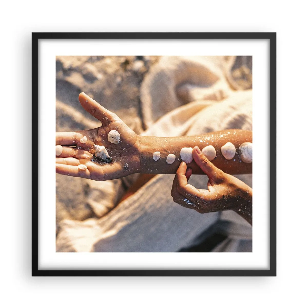 Poster in een zwarte lijst - Schoonheid binnen handbereik - 50x50 cm