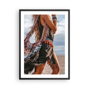 Poster in een zwarte lijst - Boho-styling tegen een woestijnlandschap - 50x70cm - Het meisje van de sjamaan - Moderne wanddecoratie voor woonkamer en slaapkamer ARTTOR
