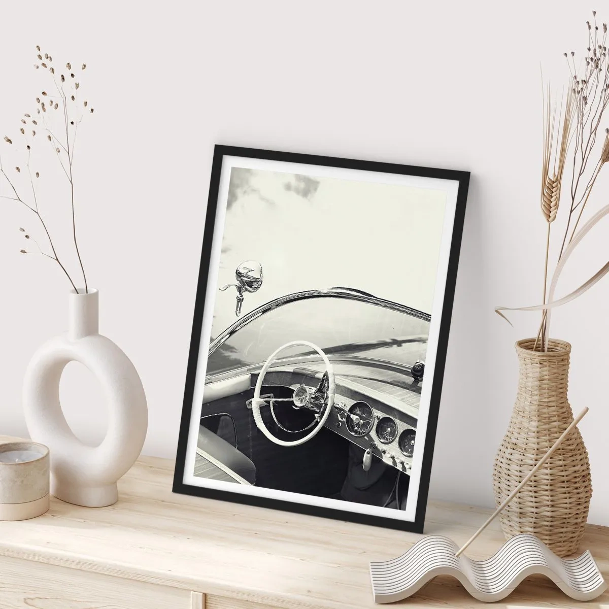 Poster in een zwarte lijst - Interieur van een klassieke auto met stuurwiel - 50x70cm - Weer voor de rijken - Moderne wanddecoratie voor woonkamer en slaapkamer ARTTOR