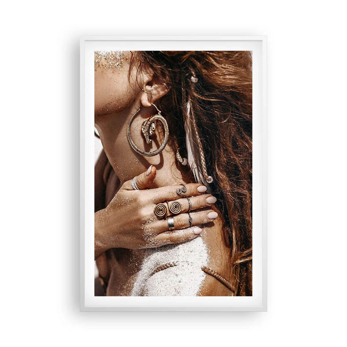 Poster in een witte lijst - Koningin van het wilde strand - 61x91 cm