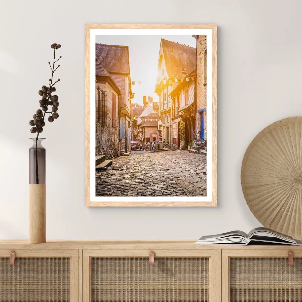 Een poster in een licht eiken lijst - De witte geest van het stadje - 61x91 cm