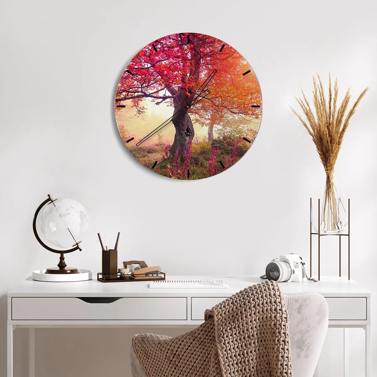 Wandklok - Klok - Een boom met rode bladeren in een herfstlandschap - 30x30cm - Bloeiende razernij - Moderne wanddecoratie voor woonkamer, keuken en slaapkamer ARTTOR