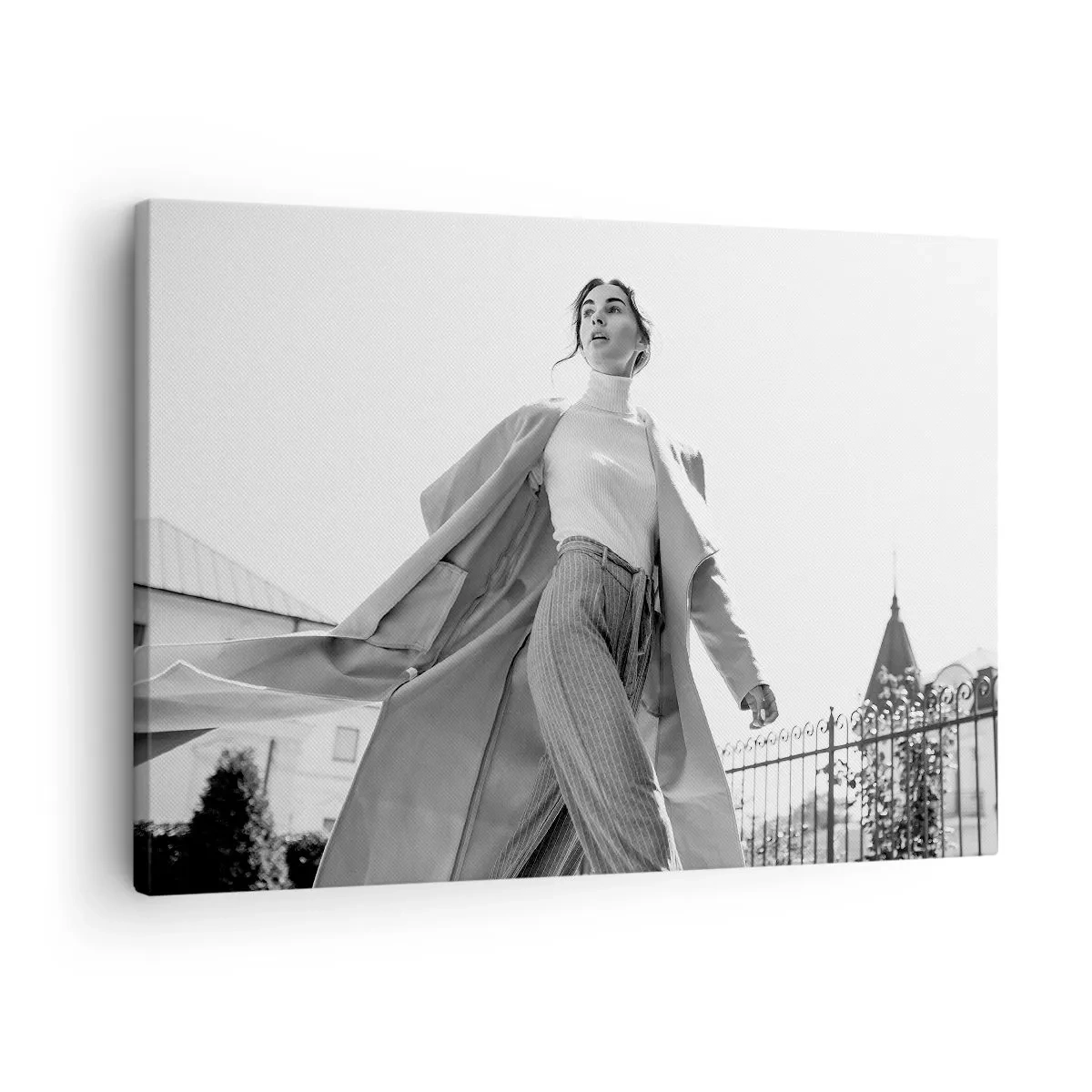 Schilderen op canvas - Stijlvolle vrouw in een jas tegen een zwart-witte architecturale achtergrond - 70x50cm - Ga je mee? - Moderne wanddecoratie voor woonkamer en slaapkamer ARTTOR