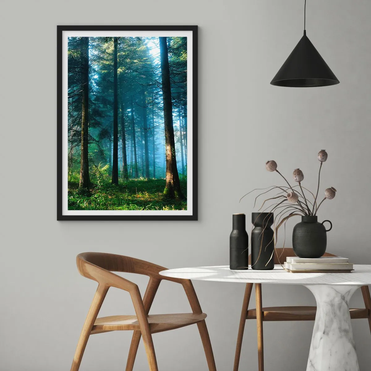 Poster in een zwarte lijst - Naaldbos in de ochtendzon en lichte mist - 50x70cm - Stralend in de ochtend - Moderne wanddecoratie voor woonkamer en slaapkamer ARTTOR