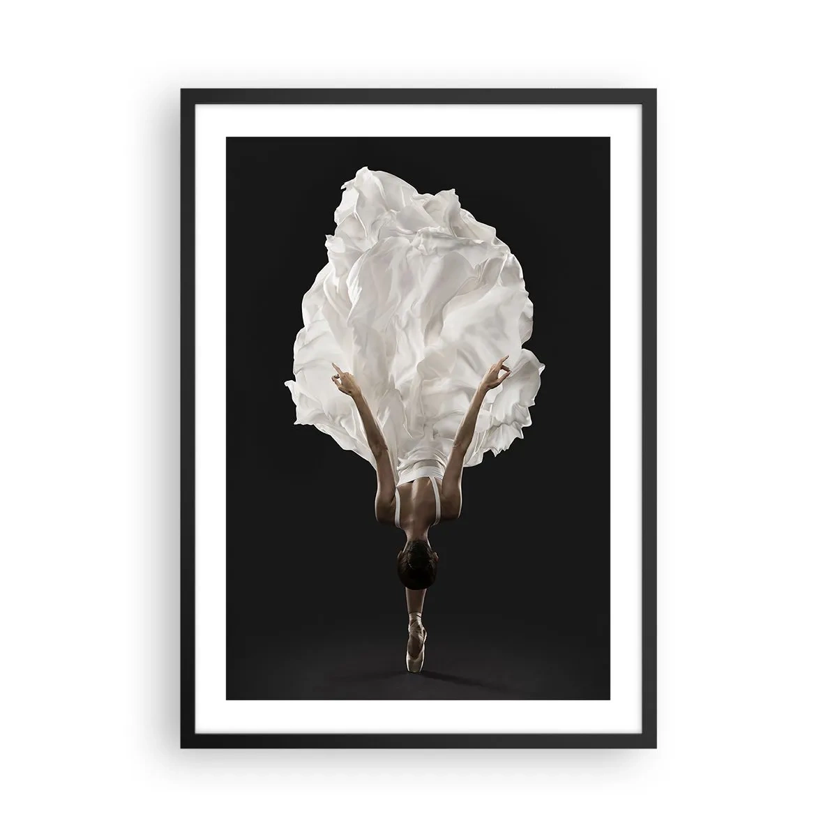 Poster in een zwarte lijst - Een danseres in een witte jurk zweeft in de lucht tegen een zwarte achtergrond - 50x70cm - Een buitengewoon einde - Moderne wanddecoratie voor woonkamer en slaapkamer ARTTOR
