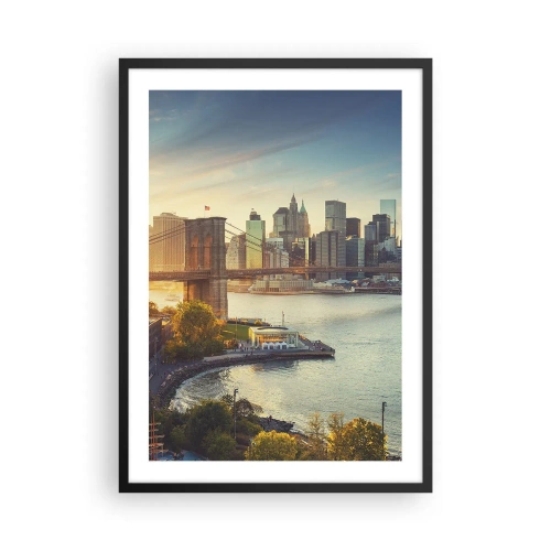 Poster in een zwarte lijst - Brooklyn Bridge en de skyline van Manhattan bij zonsondergang - 50x70cm - Dageraad in de grote stad - Moderne wanddecoratie voor woonkamer en slaapkamer ARTTOR