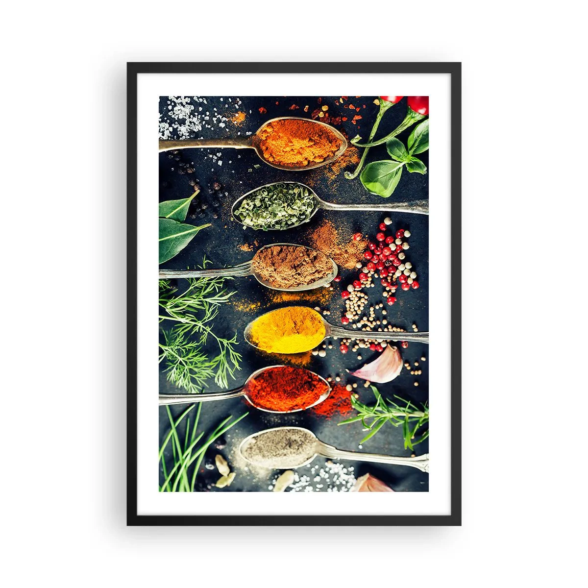 Poster in een zwarte lijst - Kleurrijke kruiden en specerijen op metalen lepels - 50x70cm - Culinaire magie - Moderne wanddecoratie voor woonkamer en slaapkamer ARTTOR