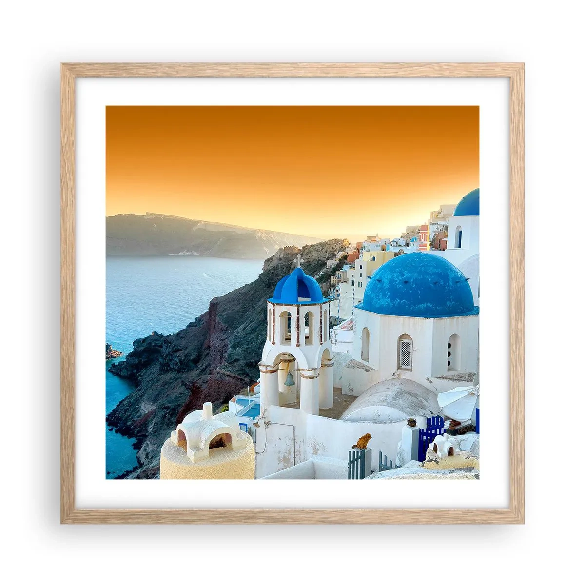 Een poster in een licht eiken lijst - Santorini - genesteld tegen de rotsen - 50x50 cm