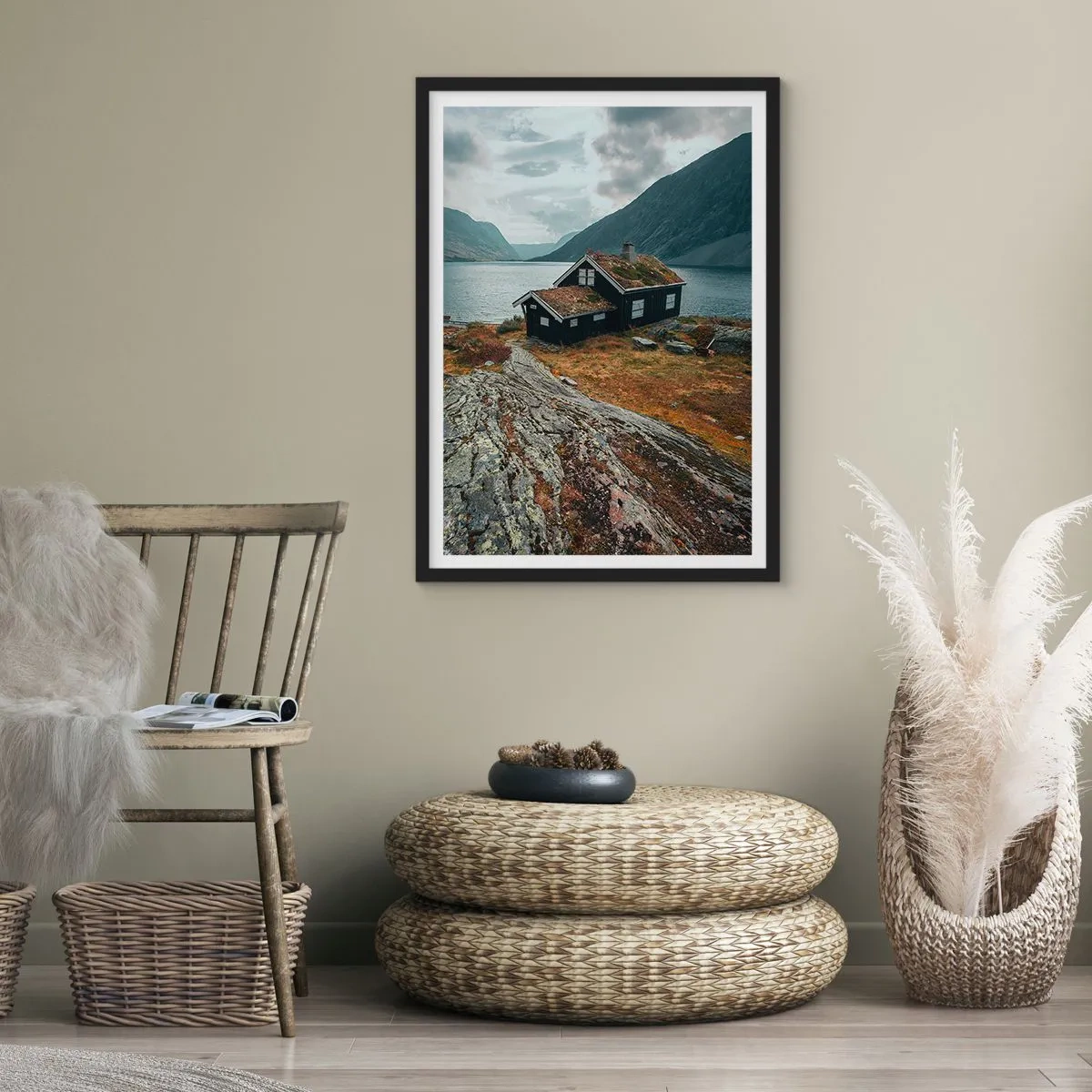 Poster in een zwarte lijst - Een eenzaam huisje aan een fjord in een ruig Scandinavisch landschap - 50x70cm - Een zomerverblijf aan het fjord - Moderne wanddecoratie voor woonkamer en slaapkamer ARTTOR