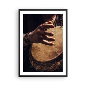 Poster in een zwarte lijst - Een hand die een trommel bespeelt in warm licht - 50x70cm - Op het ritme van het hart - Moderne wanddecoratie voor woonkamer en slaapkamer ARTTOR