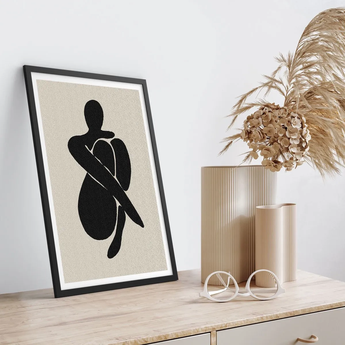 Poster in een zwarte lijst - Abstract figuur in een pose met armen om het lichaam geslagen, zwart-wit illustratie - 50x70cm - In je eigen armen - Moderne wanddecoratie voor woonkamer en slaapkamer ARTTOR