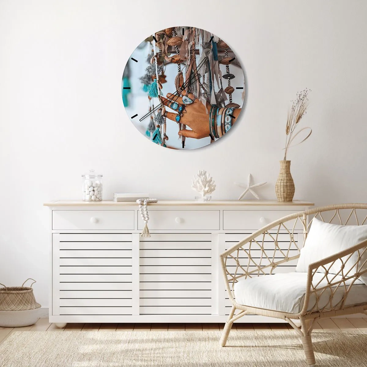Wandklok - Klok - Een hand versierd met sieraden tussen boho-handwerk - 30x30cm - Lokale schatten - Moderne wanddecoratie voor woonkamer, keuken en slaapkamer ARTTOR
