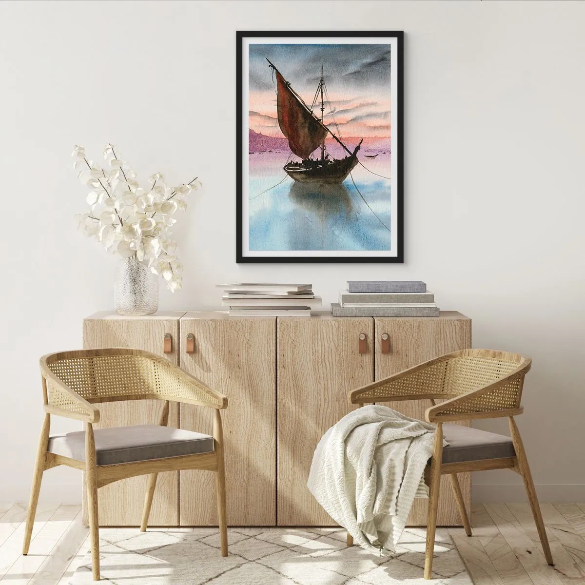 Poster in een zwarte lijst - Een zeilschip op kalm water in het licht van de zonsondergang - 50x70cm - Avond in de haven - Moderne wanddecoratie voor woonkamer en slaapkamer ARTTOR