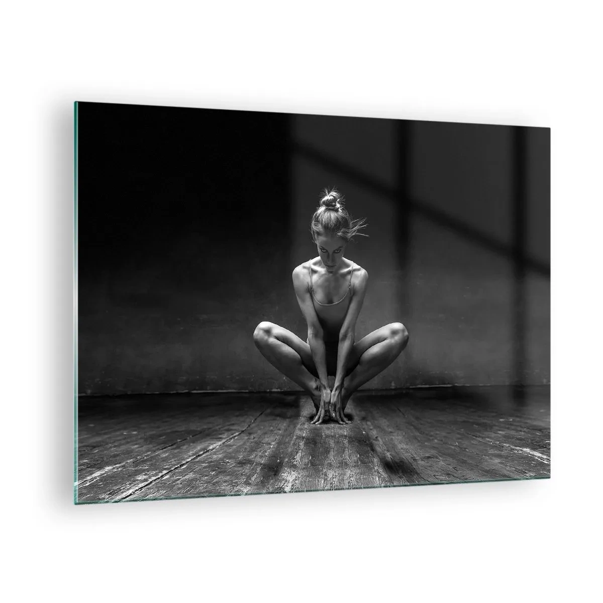 Schilderen op glas - Een danseres in ballethouding op een houten vloer - 70x50cm - Concentratie van dansenergie - Moderne wanddecoratie voor woonkamer en slaapkamer ARTTOR