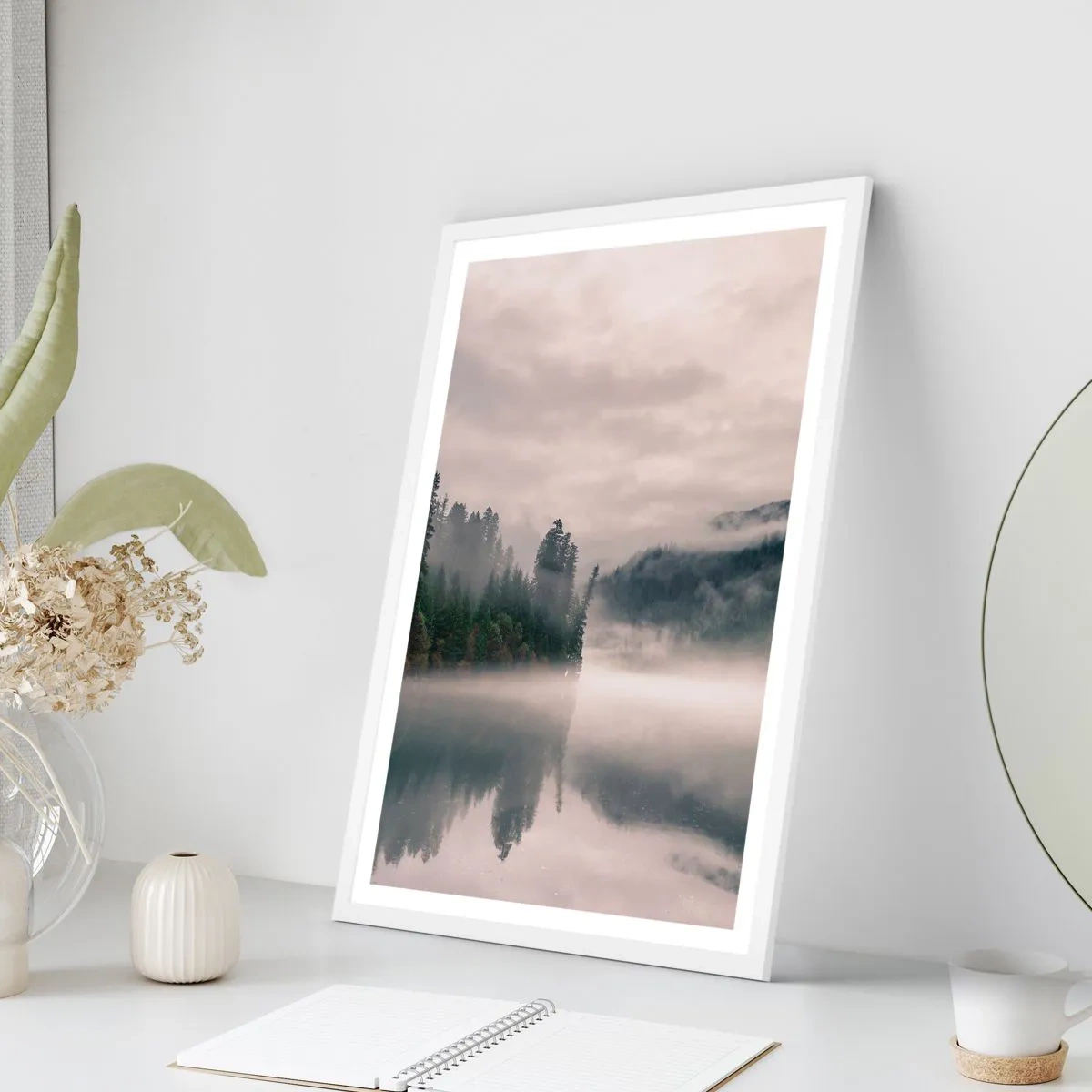Poster in een witte lijst - In reflectie, in de mist - 50x70 cm
