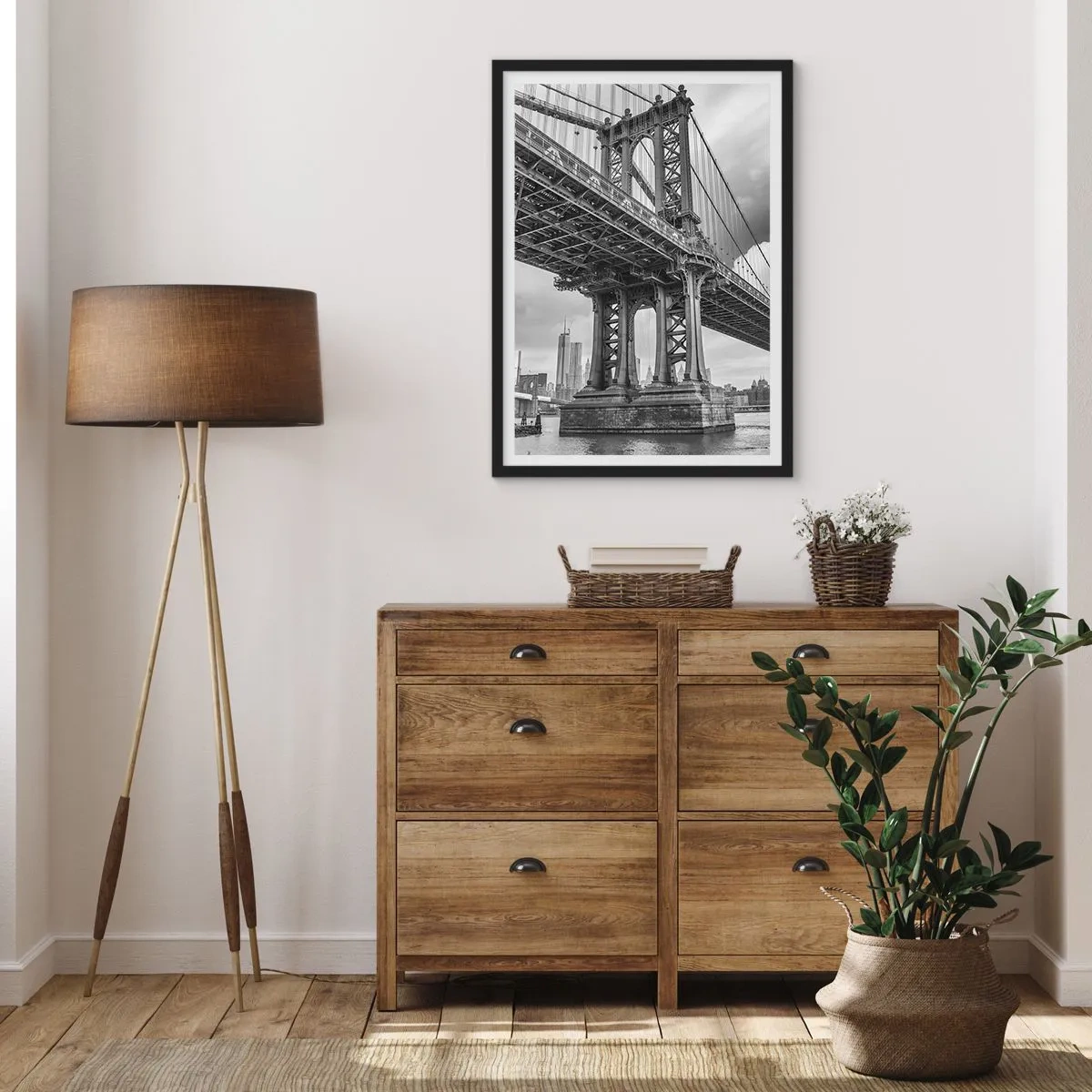 Poster in een zwarte lijst - Een brug in zwart-wit tegen de achtergrond van een stedelijk landschap - 50x70cm - Naar het hart van de stad - Moderne wanddecoratie voor woonkamer en slaapkamer ARTTOR