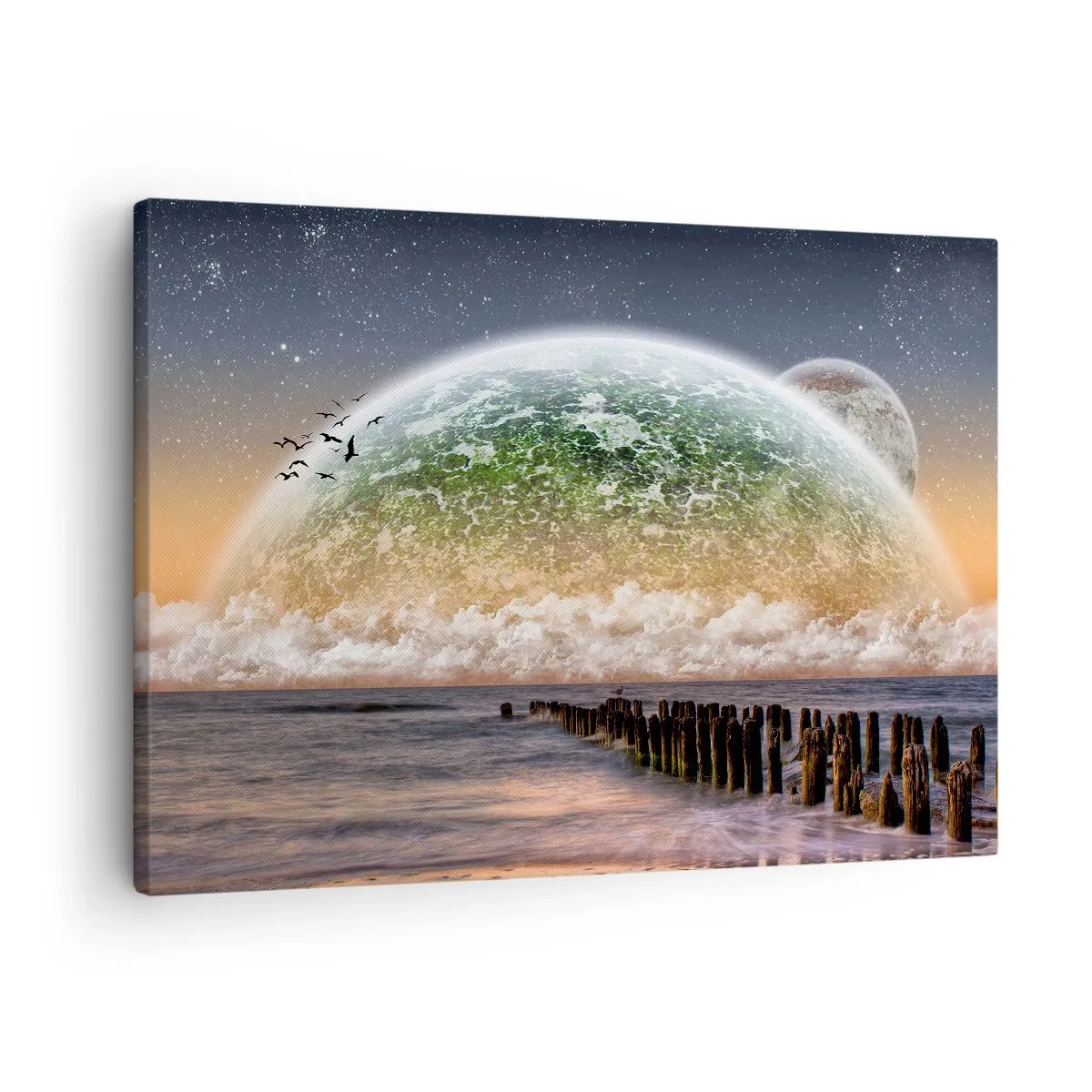Schilderen op canvas - Een fantastisch landschap met een grote planeet boven de zee en een houten pier. - 70x50cm - En de wereld kwam uit het water - Moderne wanddecoratie voor woonkamer en slaapkamer ARTTOR