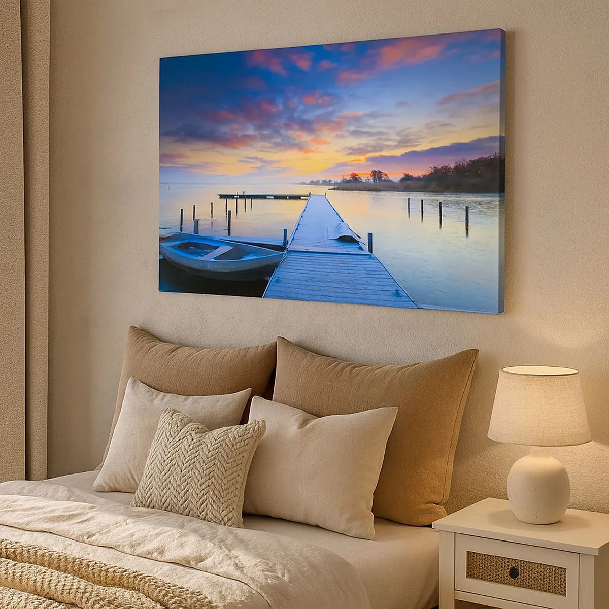 Schilderen op canvas - Een steiger aan het meer bij zonsondergang met een boot aan de oever - 70x50cm - Violet-gouden kalmte - Moderne wanddecoratie voor woonkamer en slaapkamer ARTTOR