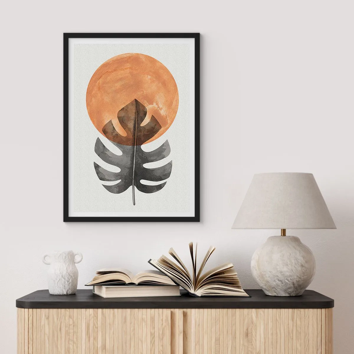 Poster in een zwarte lijst - Een monsterablad tegen een warme oranje cirkel - 50x70cm - Altijd de zon - Moderne wanddecoratie voor woonkamer en slaapkamer ARTTOR