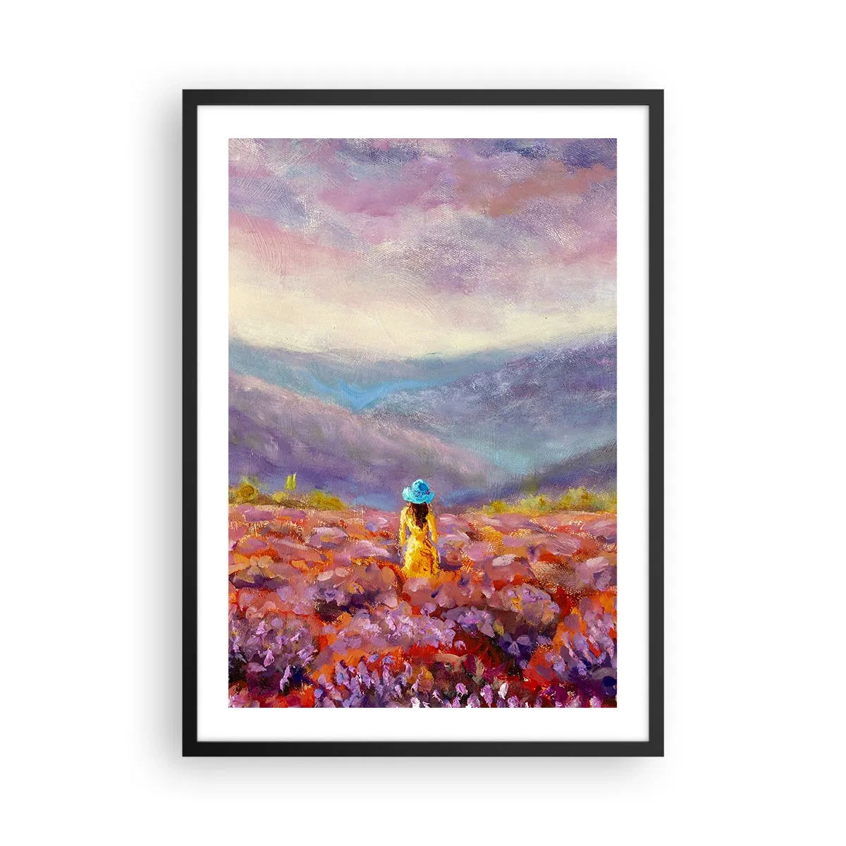Poster in een zwarte lijst - Een lavendelveld met een vrouw die een hoed draagt tegen een bergachtergrond. - 50x70cm - In een lavendelwereld - Moderne wanddecoratie voor woonkamer en slaapkamer ARTTOR