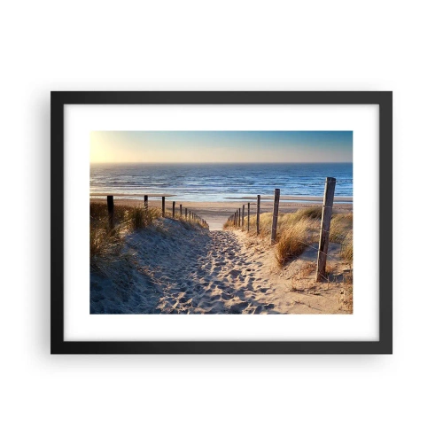Poster in een zwarte lijst - Het geluid van de zee, het zingen van vogels, een wild strand tussen het gras... - 40x30 cm