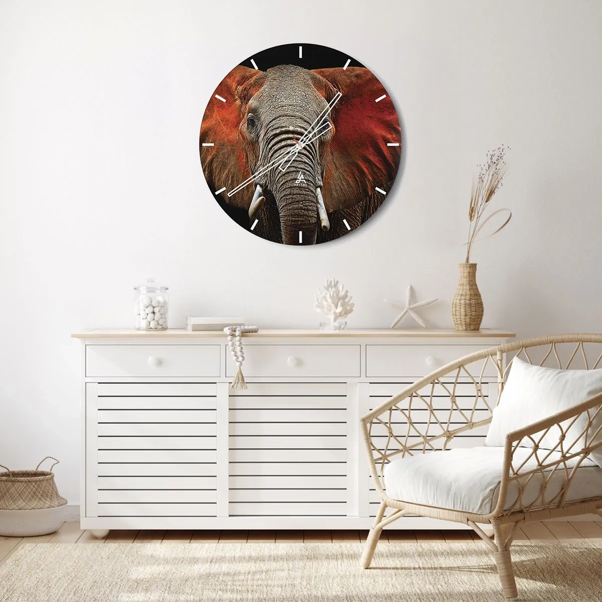 Wandklok - Klok - Close-up van een olifant tegen een donkere achtergrond - 30x30cm - Ik ben wild, en jij? - Moderne wanddecoratie voor woonkamer, keuken en slaapkamer ARTTOR