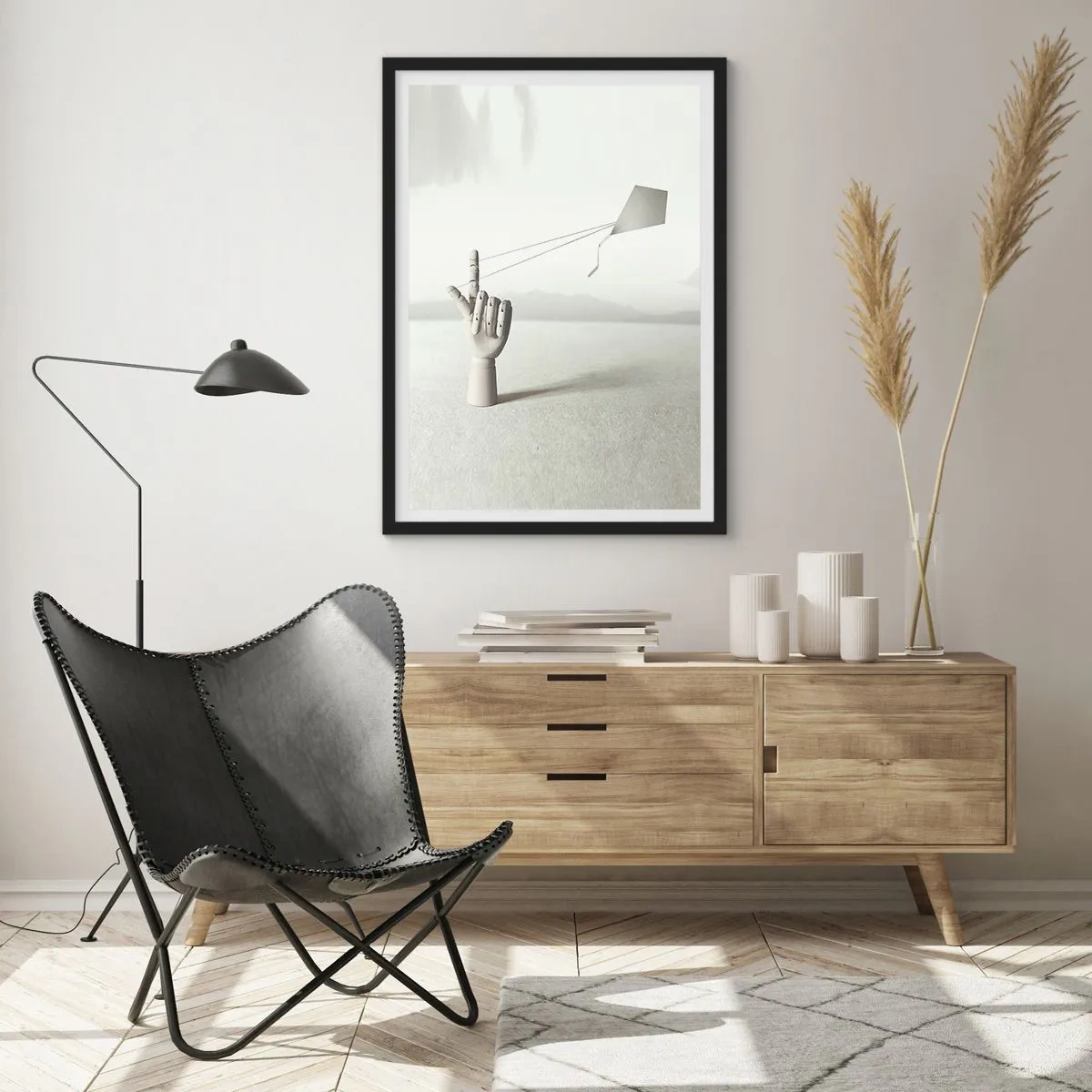 Poster in een zwarte lijst - Een houten hand met een vlieger tegen een heldere achtergrond - 50x70cm - Krachttest - Moderne wanddecoratie voor woonkamer en slaapkamer ARTTOR