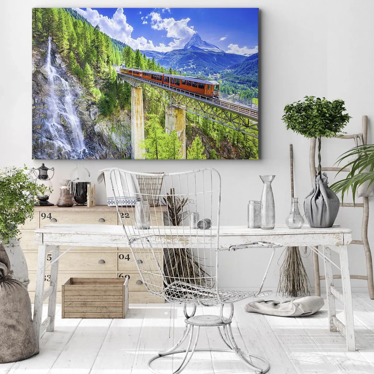 Schilderen op canvas - Een achtbaan op een brug met uitzicht op een waterval en bergen - 70x50cm - Het is tijd voor de Alpen - Moderne wanddecoratie voor woonkamer en slaapkamer ARTTOR