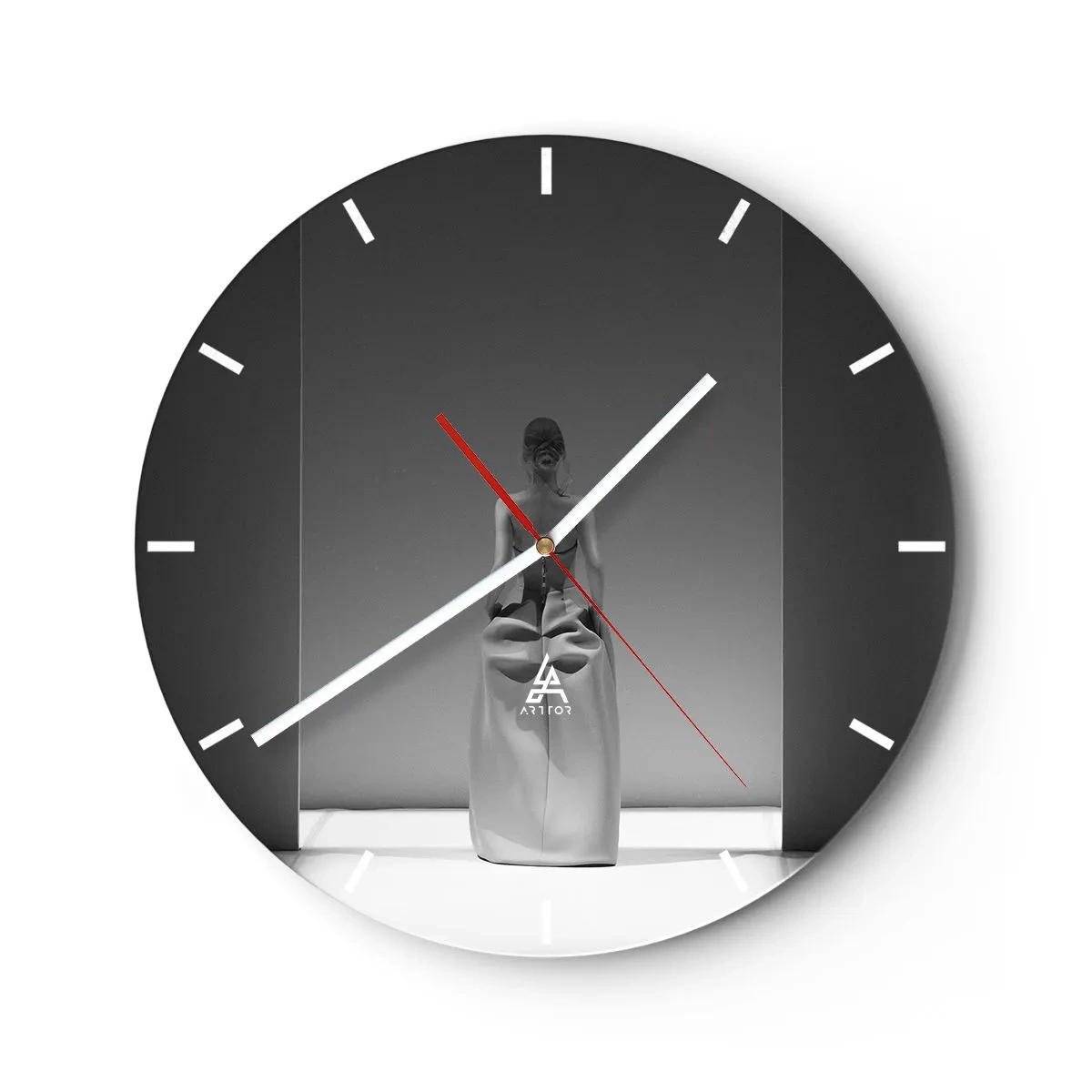 Wandklok - Klok - Zwart-wit beeld van een vrouw in een minimalistische ruimte - 30x30cm - Verfijnde eenvoud - Moderne wanddecoratie voor woonkamer, keuken en slaapkamer ARTTOR