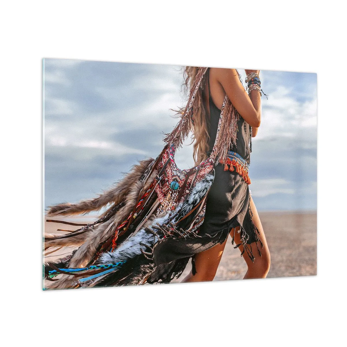 Schilderen op glas - Vrouw in boho-stijl met veren en versieringen tegen een woestijnachtergrond - 70x50cm - Het meisje van de sjamaan - Moderne wanddecoratie voor woonkamer en slaapkamer ARTTOR