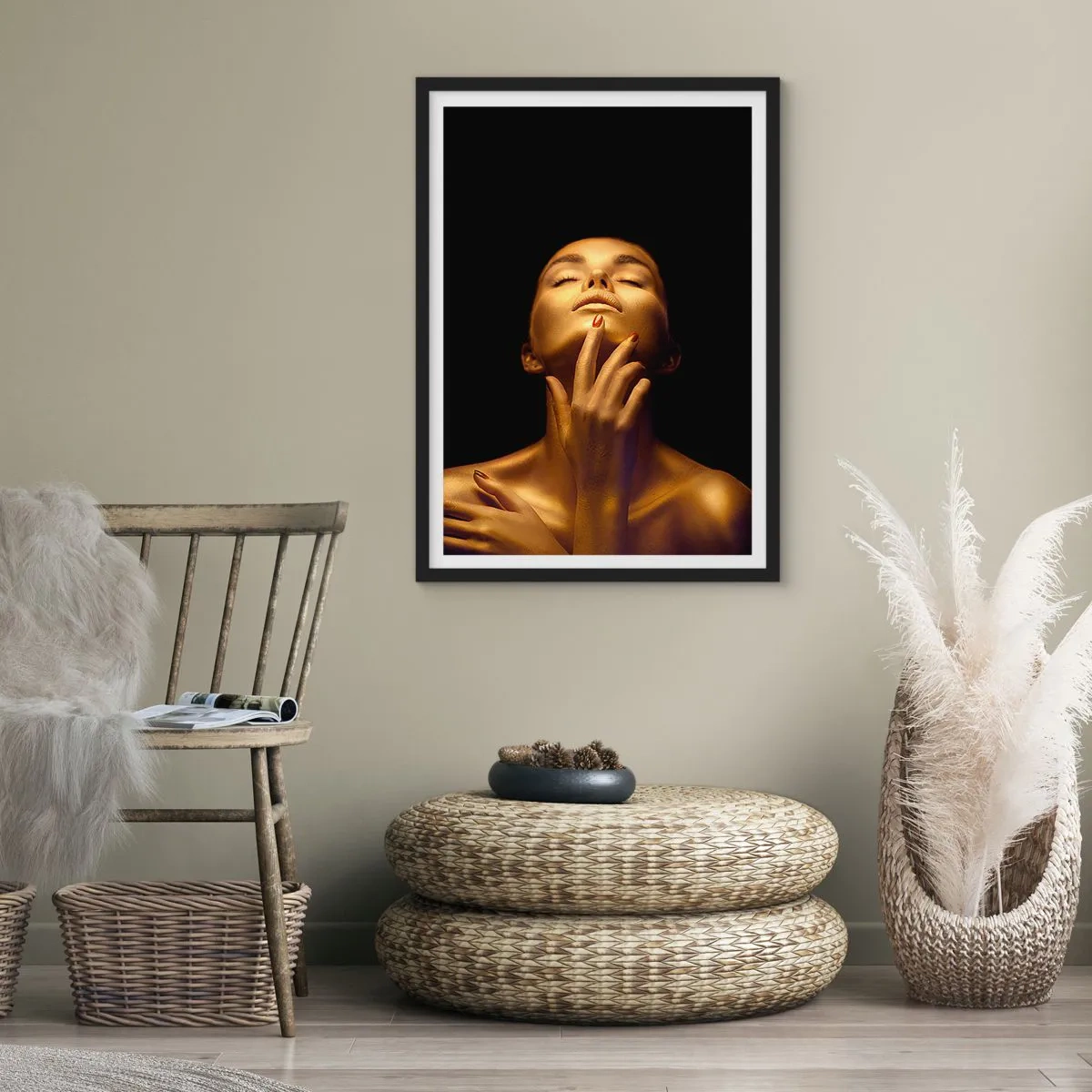 Poster in een zwarte lijst - Een gouden figuur op een zwarte achtergrond in een elegante pose - 50x70cm - Als gouden zijde - Moderne wanddecoratie voor woonkamer en slaapkamer ARTTOR