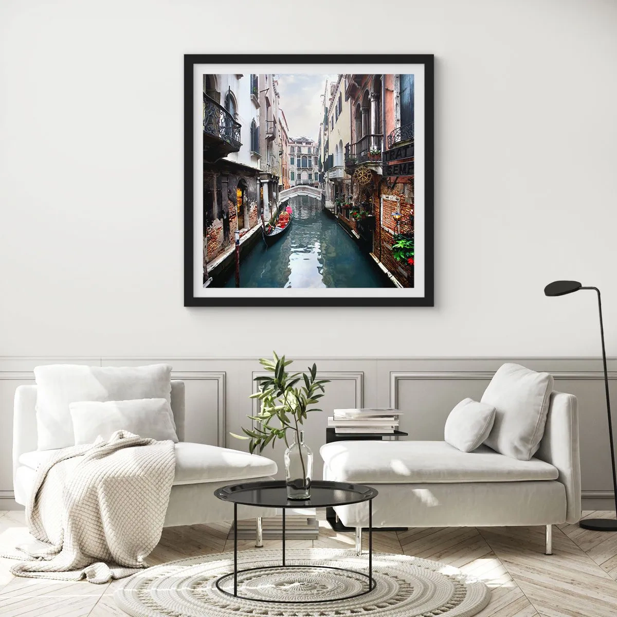 Poster in een zwarte lijst - Venetiaans landschap met een gondel en een brug - 30x30 cm