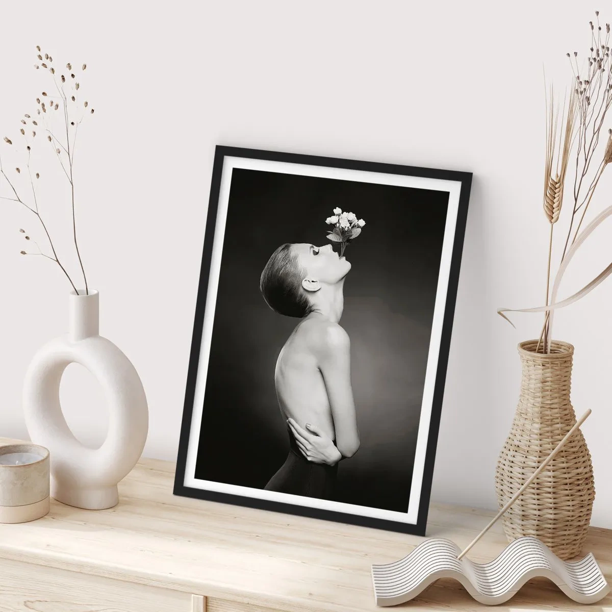 Poster in een zwarte lijst - Zwart-witportret van een vrouw met bloemen - 50x70cm - Excentrieke elegantie - Moderne wanddecoratie voor woonkamer en slaapkamer ARTTOR
