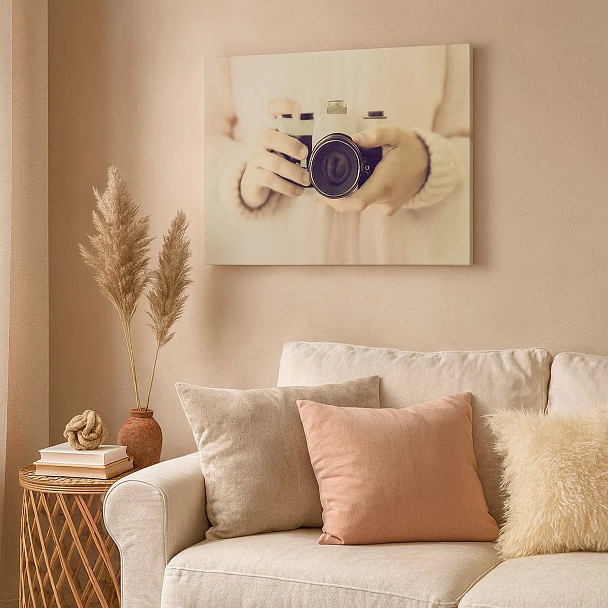 Schilderen op canvas - Retrocamera in handen tegen een lichte achtergrond - 70x50cm - Om meer te zien... - Moderne wanddecoratie voor woonkamer en slaapkamer ARTTOR