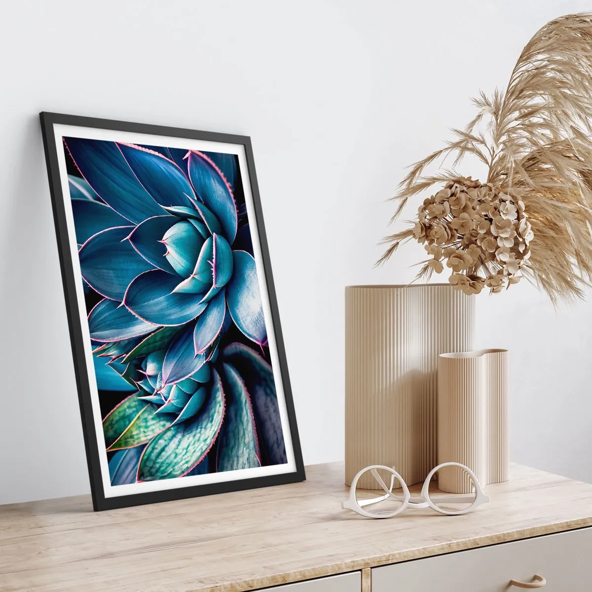 Poster in een zwarte lijst - Agave in tinten blauw en groen - 50x70cm - Levenskracht - Moderne wanddecoratie voor woonkamer en slaapkamer ARTTOR