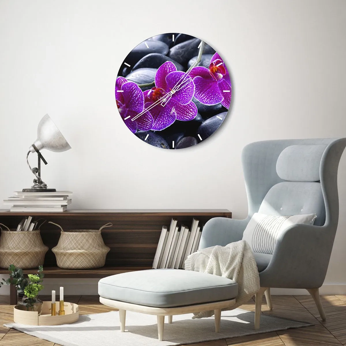 Wandklok - Klok - Paarse orchideeën tegen een achtergrond van zwarte stenen - 30x30cm - De stenen gloeiden van verrukking - Moderne wanddecoratie voor woonkamer, keuken en slaapkamer ARTTOR