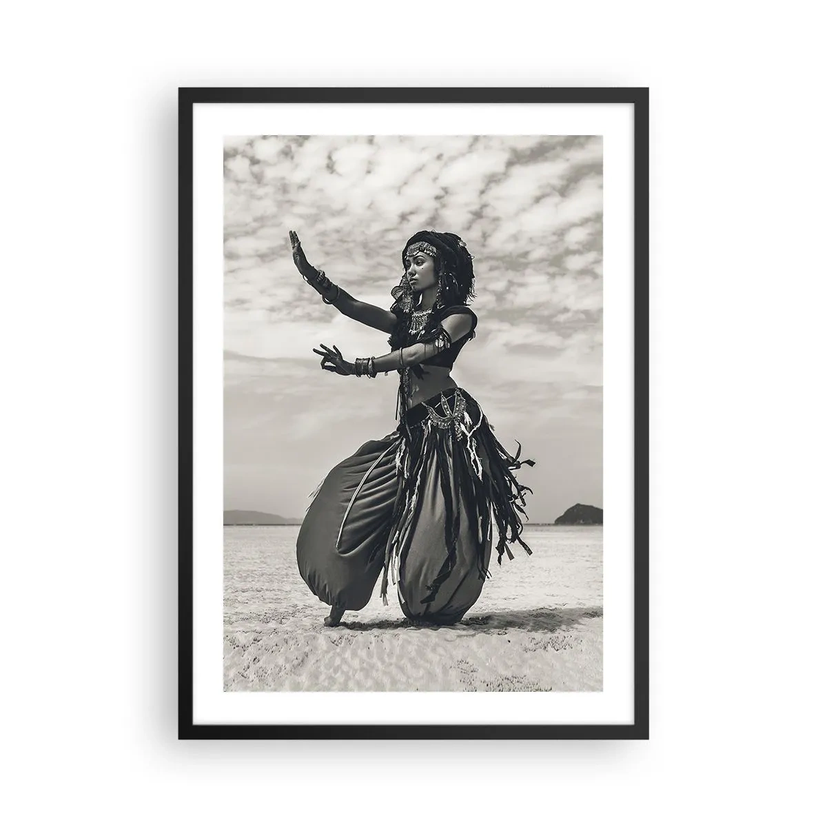 Poster in een zwarte lijst - Een etnische danser tegen een woestijnlandschap - 50x70cm - De dans van de zuidelijke eilanden - Moderne wanddecoratie voor woonkamer en slaapkamer ARTTOR