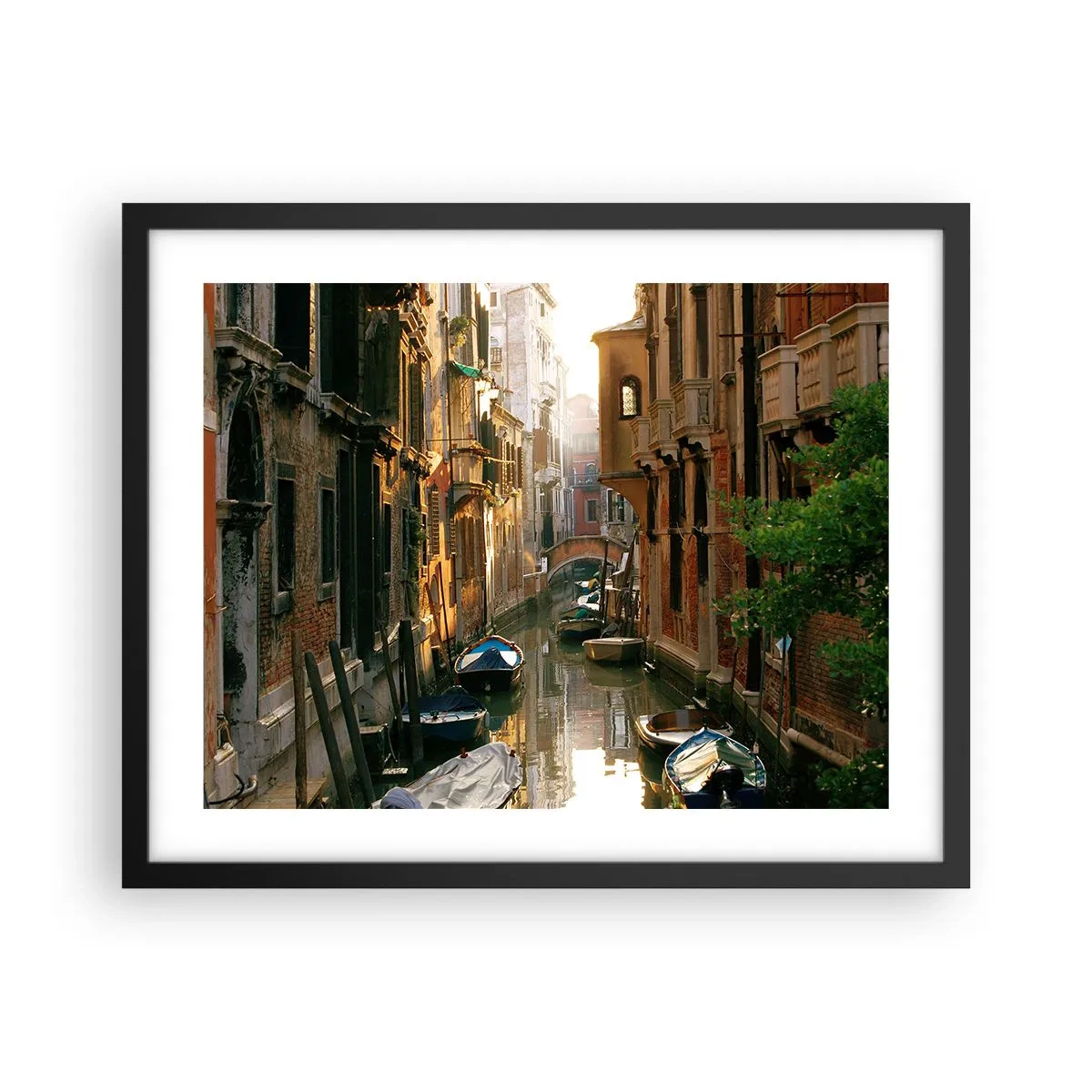 Poster in een zwarte lijst - In een Venetiaans steegje - 50x40 cm