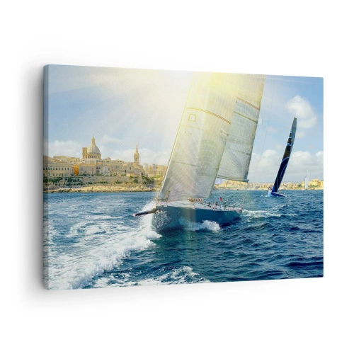 Schilderen op canvas - Jachtrace tegen de achtergrond van een zonnige kust - 70x50cm - Het is tijd om de stad te verlaten - Moderne wanddecoratie voor woonkamer en slaapkamer ARTTOR