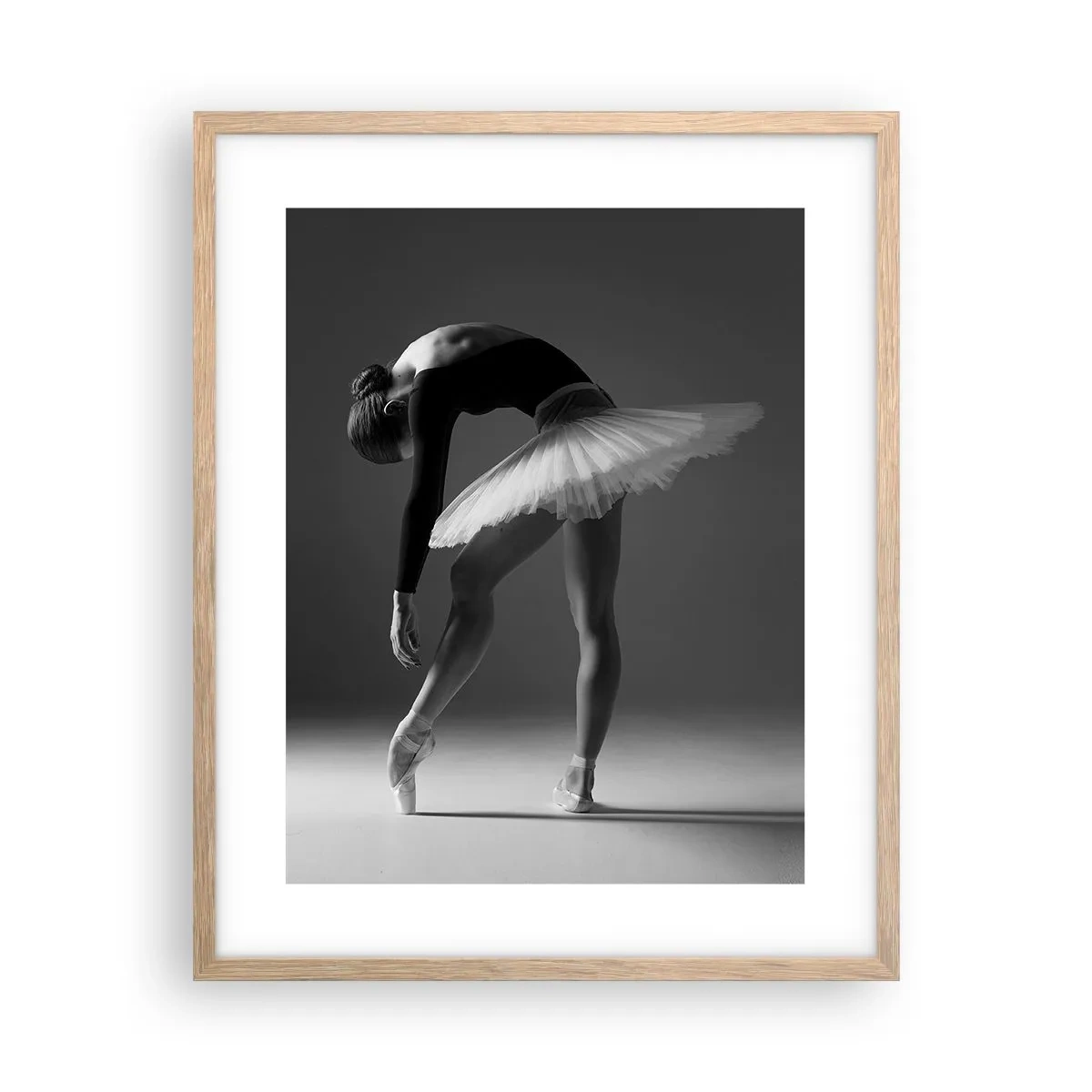 Een poster in een licht eiken lijst - Bella ballerina - 40x50 cm