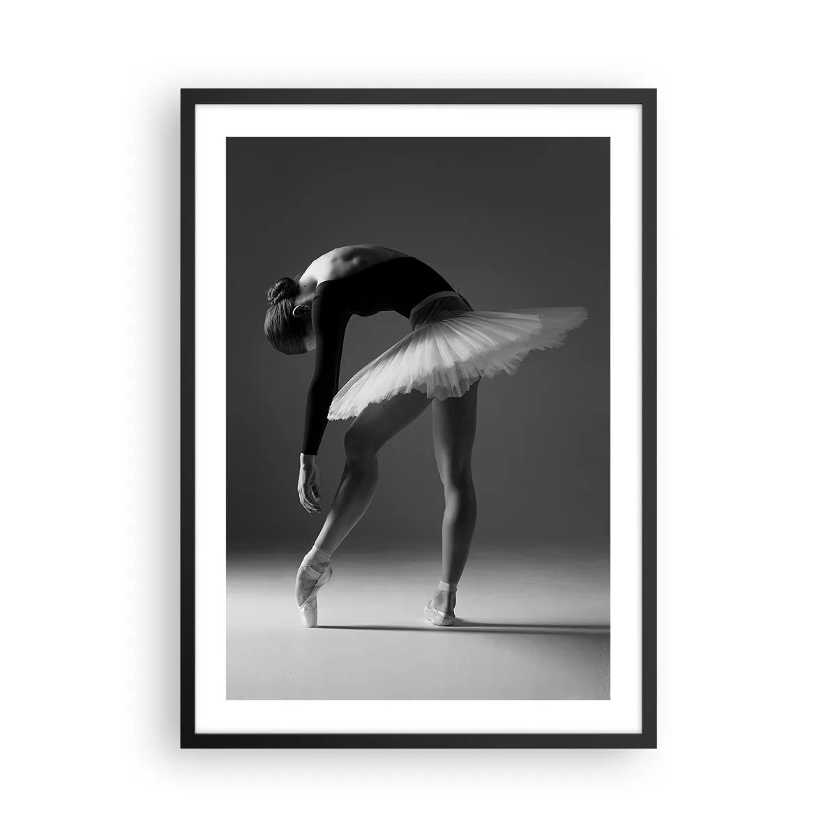 Poster in een zwarte lijst - Een ballerina in een zwart-witcompositie in een elegante pose - 50x70cm - Bella ballerina - Moderne wanddecoratie voor woonkamer en slaapkamer ARTTOR