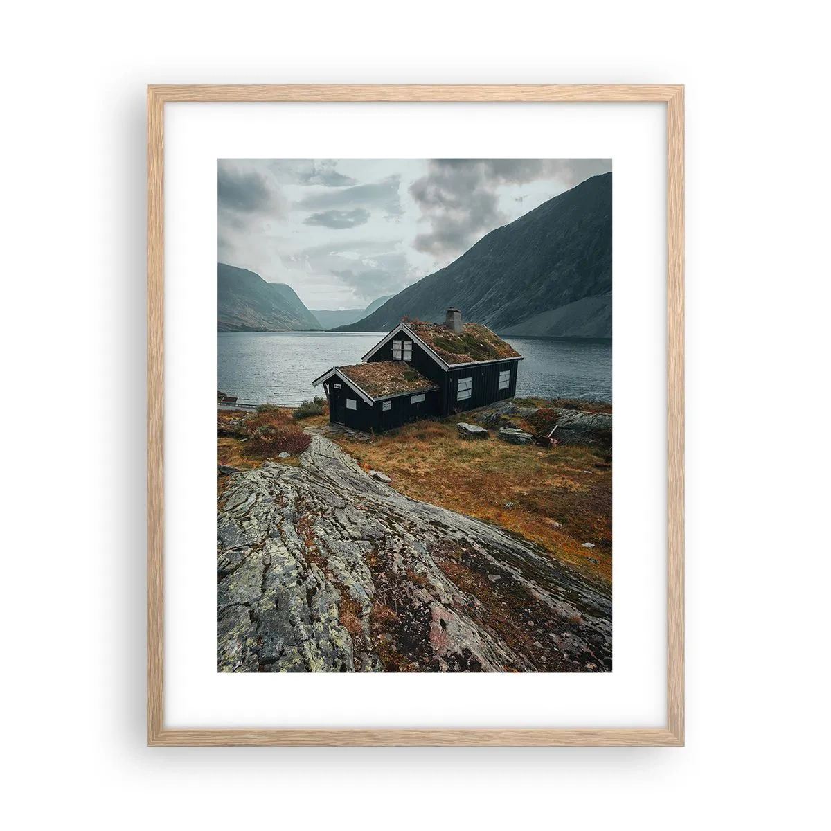 Een poster in een licht eiken lijst - Een zomerverblijf aan het fjord - 40x50 cm