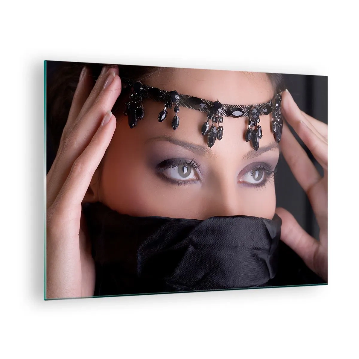 Schilderen op glas - Een vrouwengezicht met een sierlijke tiara en een intense blik - 70x50cm - Oosters verleidelijk mysterie - Moderne wanddecoratie voor woonkamer en slaapkamer ARTTOR