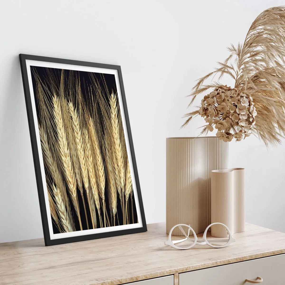 Poster in een zwarte lijst - Close-up van tarwekolven tegen een zwarte achtergrond - 50x70cm - Rustieke magie - Moderne wanddecoratie voor woonkamer en slaapkamer ARTTOR