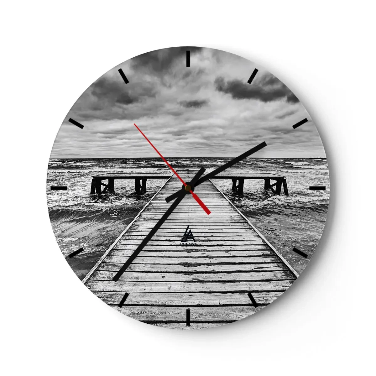 Wandklok - Klok - Een houten pier die uitmondt in de ruwe zee onder een bewolkte lucht - 30x30cm - Ik wacht tot de wind wegjaagt... - Moderne wanddecoratie voor woonkamer, keuken en slaapkamer ARTTOR